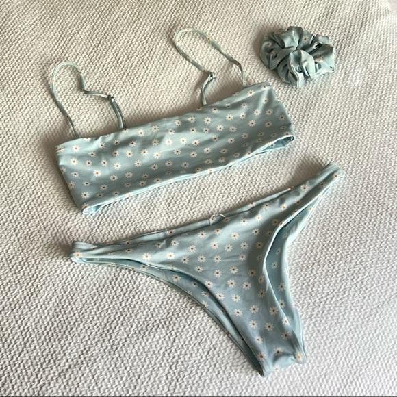 SAME Los Angeles Swim — Bikini set + matching scrunchie in Blue Daisy - Picture 1 of 11